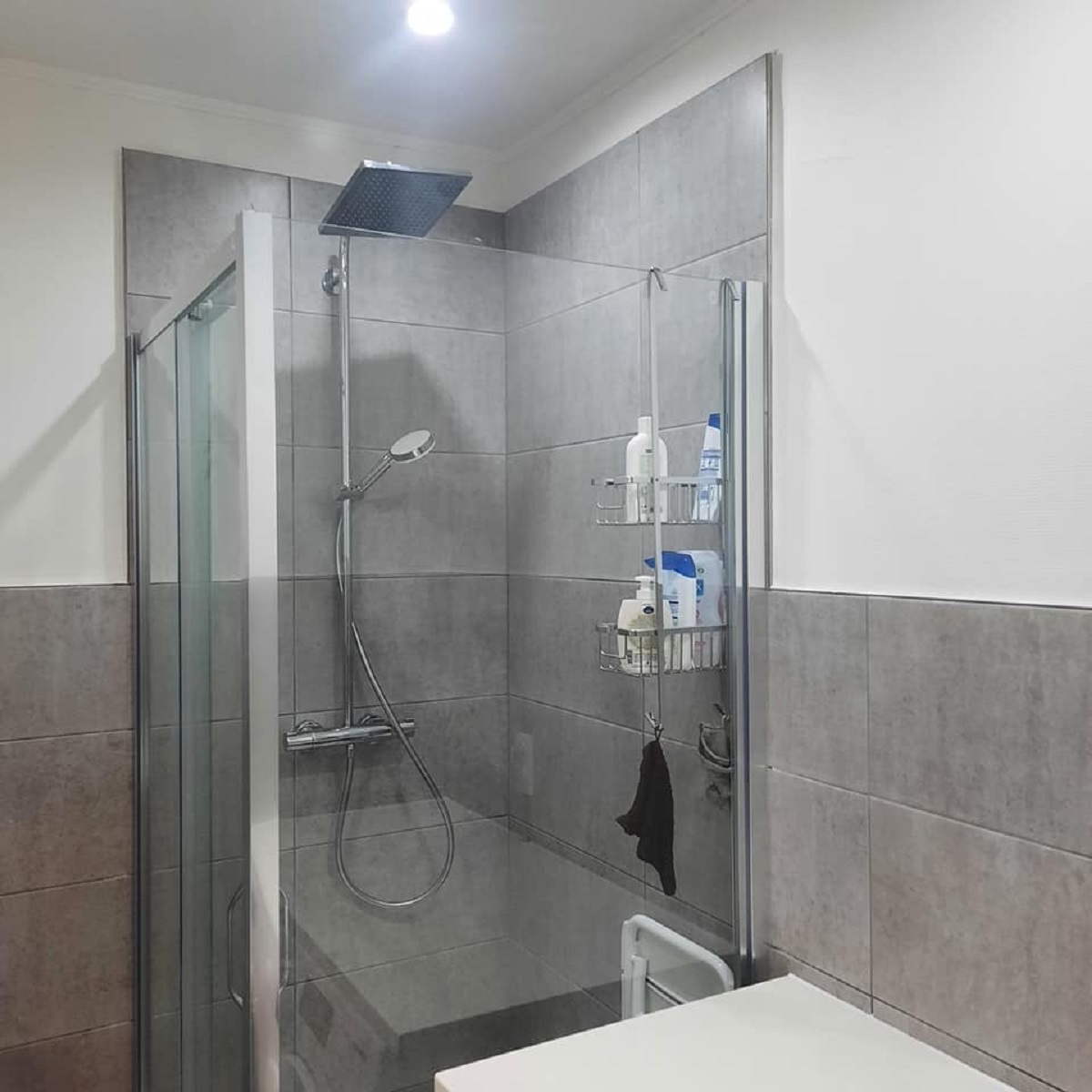 Douche carrelage gris
